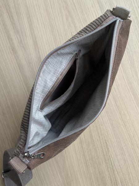 "Flickenwerk IV mit Tasche" - TAUPE